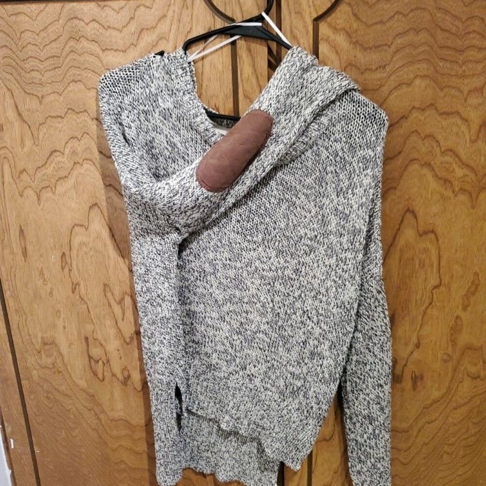 Knit sweater color silver wth black Size medium